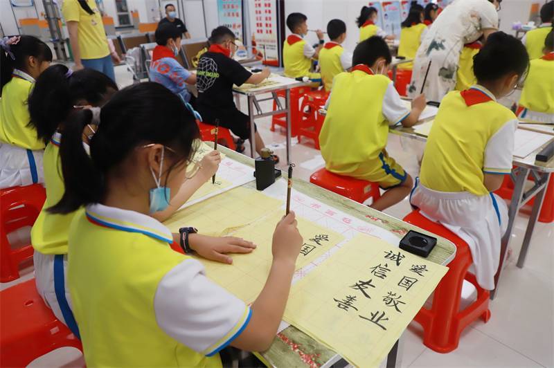 2021年7月10日，鄂州市科協(xié)組織蓮花小學(xué)學(xué)生在鄂州市科技館開展社會主義核心價值觀系列活動，圖為開展的遨游翰墨筑夢華夏書法活動，學(xué)生認(rèn)真寫字中.jpg