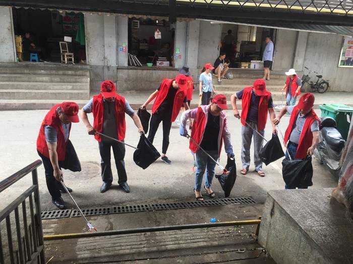 圖為6月28日，市科協(xié)副主席陳少斌（右一）帶領科普志愿者在考棚社區(qū)十字街路開展衛(wèi)生大掃除。.JPG