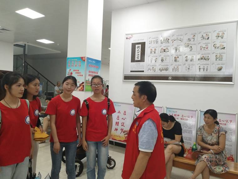 2019年7月28日，市科技館組織武昌理工學(xué)院知行書(shū)苑支教隊(duì)20名志愿者參觀科技館，并開(kāi)展社會(huì)主義核心價(jià)值觀教育實(shí)踐活動(dòng)。圖為市科技館志愿者對(duì)參觀人員宣傳社會(huì)主義核心價(jià)值觀.jpg