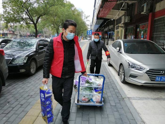 疫情期間，市科協(xié)給社區(qū)困難群體發(fā)放生活物資 (1).jpg